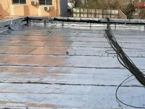 二七卫生间漏水维修公司分享下二七屋面楼顶防水刚性防水层施工要点。
